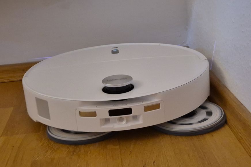 Die ausfahrbaren Wischpads des Roborock Qrevo Curv 2 Pro fahren an Leisten aus und reinigen auch Randbereiche gründlich.